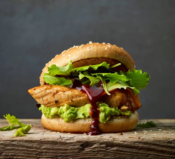 A csirkehús (tyúkhus) és avokádó Burger — Stock Fotó
