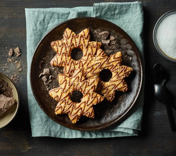Biscoitos recém-assados decorados com chocolate e açúcar — Fotografia de Stock