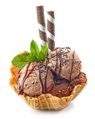 Çikolatalı dondurma waffle sepette beyaz arka plan üzerinde izole