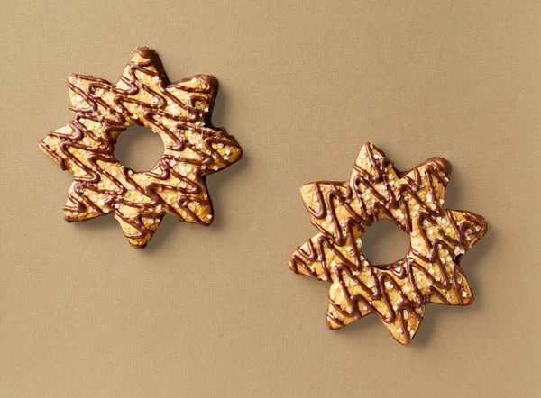 Dos Estrellas Forma Galletas Sobre Fondo Marrón Vista Superior —  Fotos de Stock