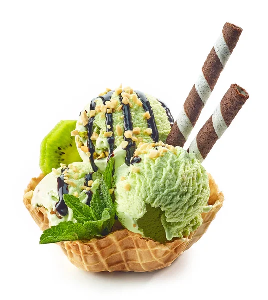 Helado verde en cesta de gofres —  Fotos de Stock