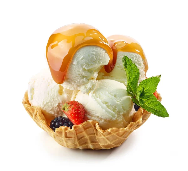 Gelato alla vaniglia nel cestino dei waffle — Foto Stock