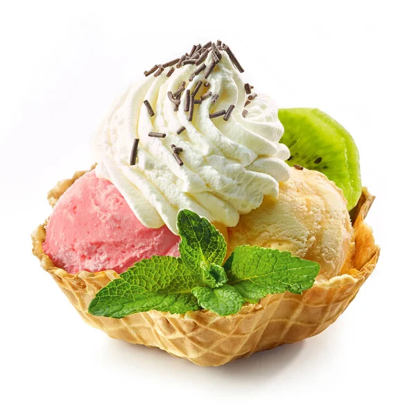 바구니에 아이스크림 배경에 크림으로 — 스톡 사진