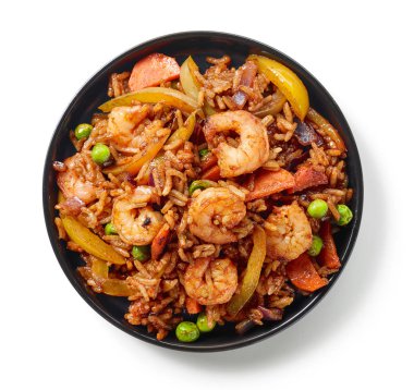 Asya gıda, kızarmış pilav ile karides ve beyaz arka plan üzerinde üstten görünüm izole sebze tabağı