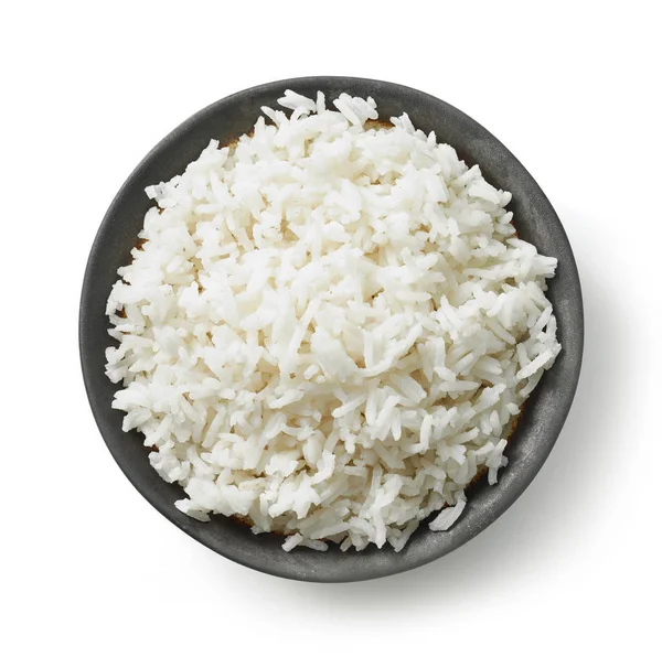 一碗煮熟的米饭隔离在白色的背景 顶部视图 — 图库照片