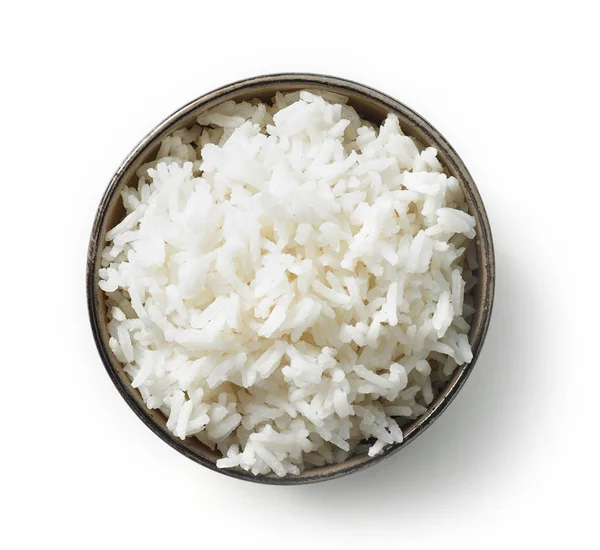 一碗煮熟的米饭隔离在白色的背景 顶部视图 — 图库照片