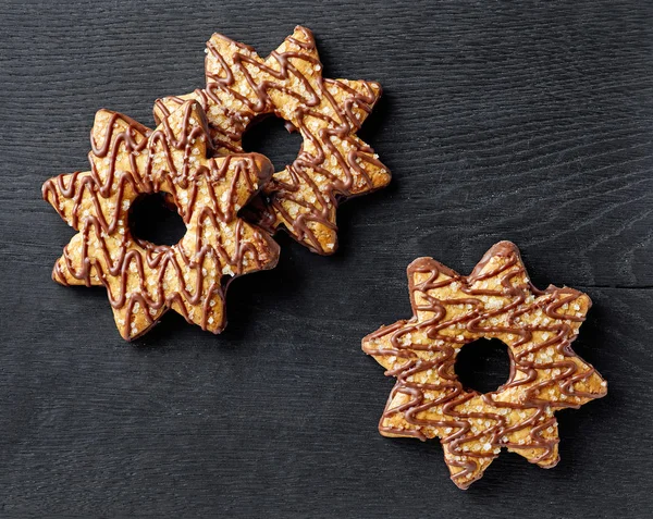 Cookies Dekorerad Med Choklad Svart Träskiva Ovanifrån — Stockfoto
