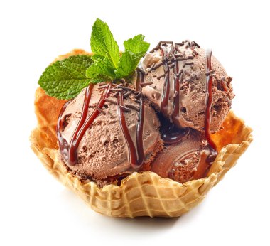 Çikolatalı dondurma waffle sepette beyaz arka plan üzerinde izole