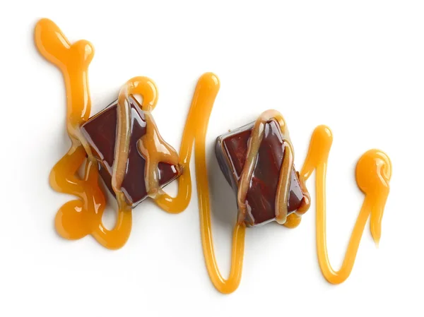 Schokoladenbonbons Und Karamellsoße Isoliert Auf Weißem Hintergrund Ansicht Von Oben — Stockfoto