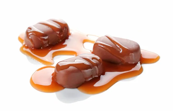 Caramelos Chocolate Con Salsa Caramelo Aislado Sobre Fondo Blanco — Foto de Stock