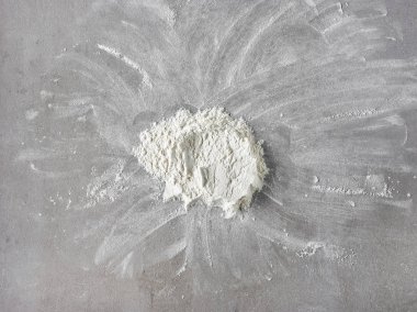 gri mutfak masasının üzerinde beyaz un