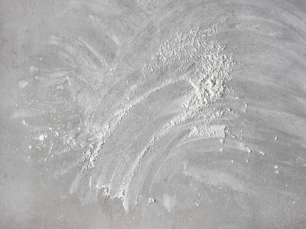 Harina blanca sobre mesa de cocina gris —  Fotos de Stock