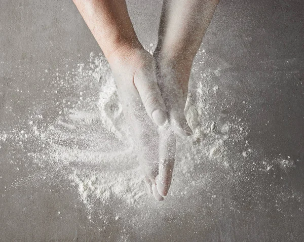 Baker händer med mjöl i rörelse — Stockfoto