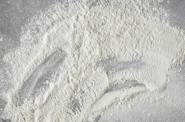 Harina blanca sobre mesa de cocina gris — Foto de Stock