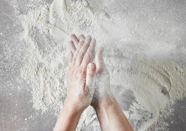 Baker hands with flour in motion — Stock Photo, Image