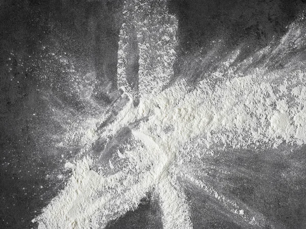 Tepung putih di meja dapur hitam — Stok Foto