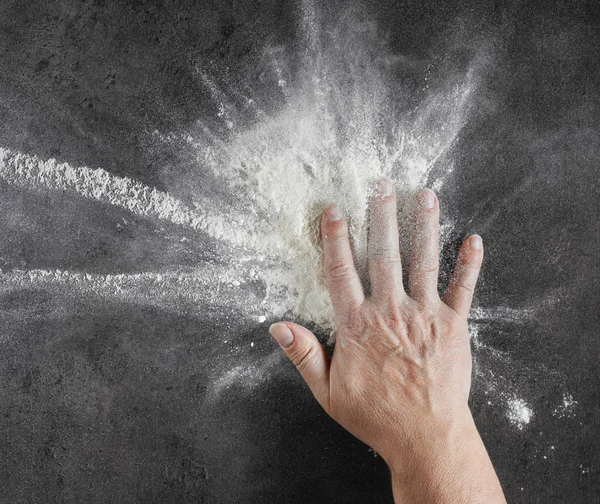 Bagare hand med mjöl i rörelse — Stockfoto