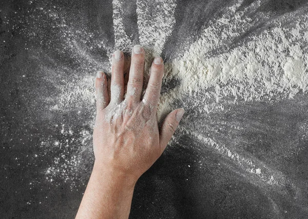面包师手与面粉 — 图库照片