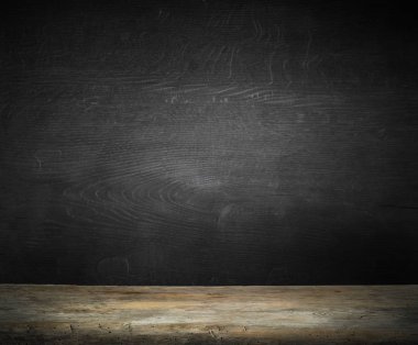 Eski ahşap mutfak masasında