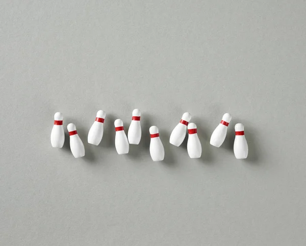 Bowling pin gri arka plan üzerinde — Stok fotoğraf