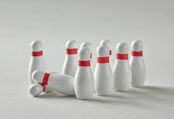 Bowling pin gri arka plan üzerinde — Stok fotoğraf