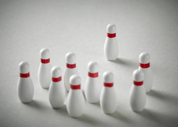 Bowling pinnen op grijze achtergrond — Stockfoto