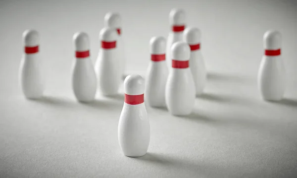 Bowling pinnen op grijze achtergrond — Stockfoto