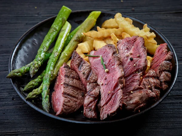 Plate of grilled beef fillet steak and vegetables — Stock Photo, Image