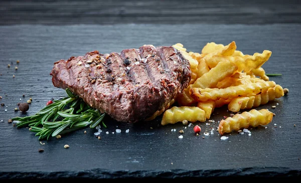 Grilled beef fillet steak and fried potatoes — Stock Photo, Image