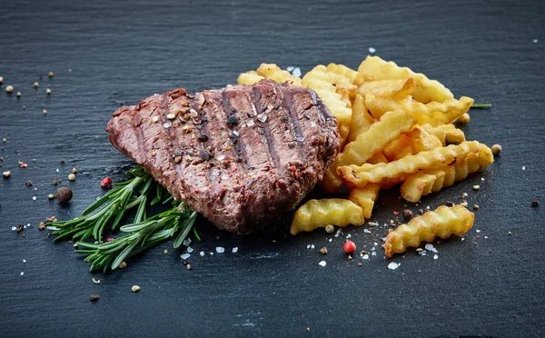 Filé de carne grelhada e batatas fritas — Fotografia de Stock