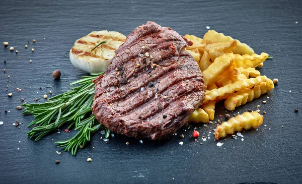 Grilled beef fillet steak and fried potatoes — Stock Photo, Image