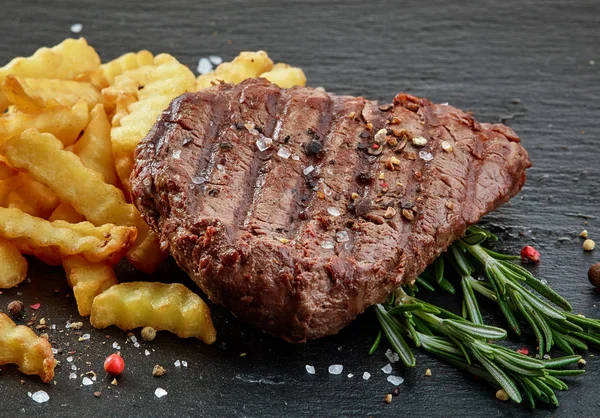 Смажене м'ясо стейка з яловичини — стокове фото