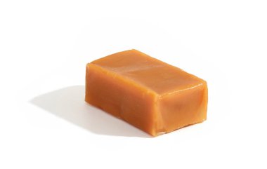 Beyaz arkaplanda karamel şekeri
