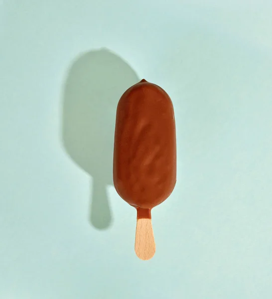 Zmrzlina na pastelově modrém pozadí — Stock fotografie