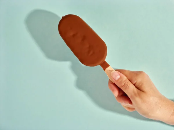 覆盖着巧克力冰淇淋 — 图库照片