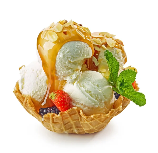 Gelato alla vaniglia nel cestino dei waffle — Foto Stock