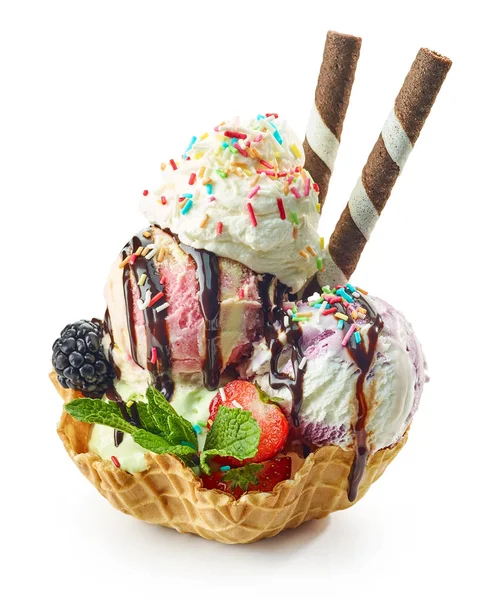 Crème glacée décorée dans un panier à gaufres — Photo