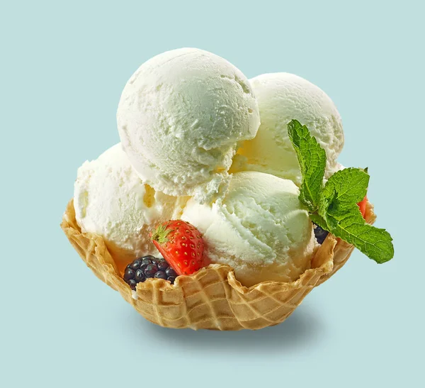 Gelato alla vaniglia nel cestino dei waffle — Foto Stock