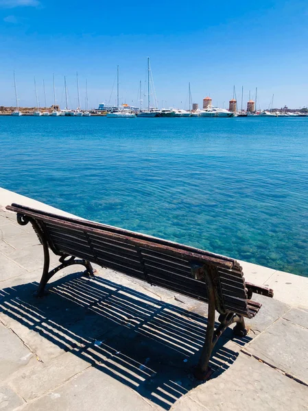 Oude houten bankje in Rodos, Griekenland — Stockfoto