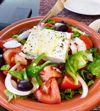Geleneksel Yunan salatası nın porsiyonu