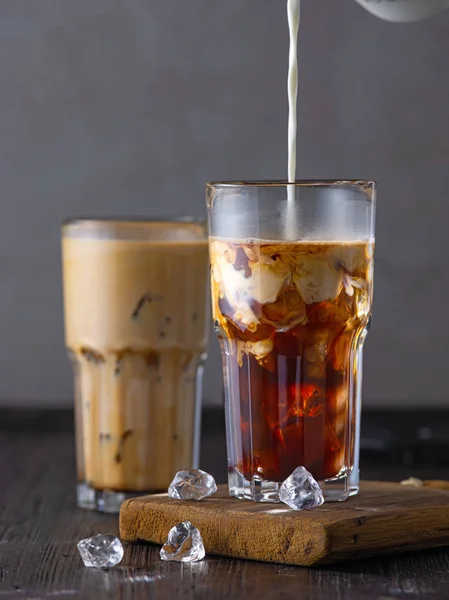 Twee glazen ijskoffie met melk — Stockfoto