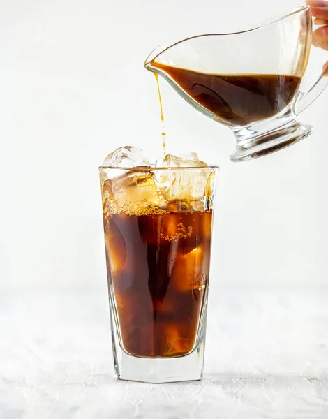 Koffie gieten in glazen van ijs — Stockfoto