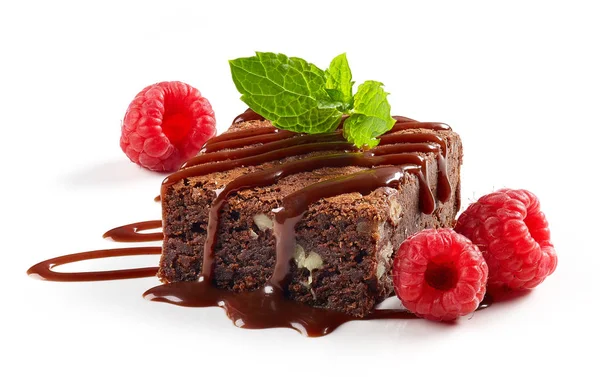 Pedazo de pastel de chocolate brownie con frambuesas — Foto de Stock