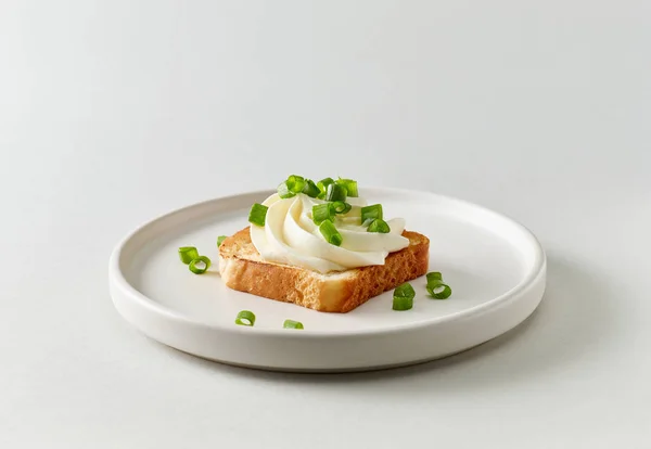 Plate of toasted bread with cream cheese — Stock Photo, Image