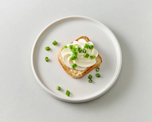 Talíř opékaného chleba se smetanovým sýrem — Stock fotografie