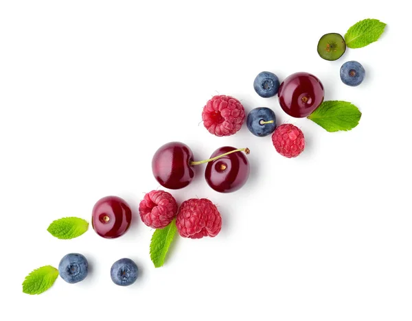 Свіжі ягоди на білому фоні — стокове фото