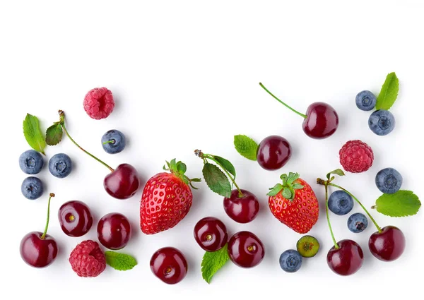 Frische Beeren auf weißem Hintergrund — Stockfoto