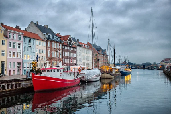 Nyhavn-csatornára, Copenhagen éjszakai látképe — Stock Fotó