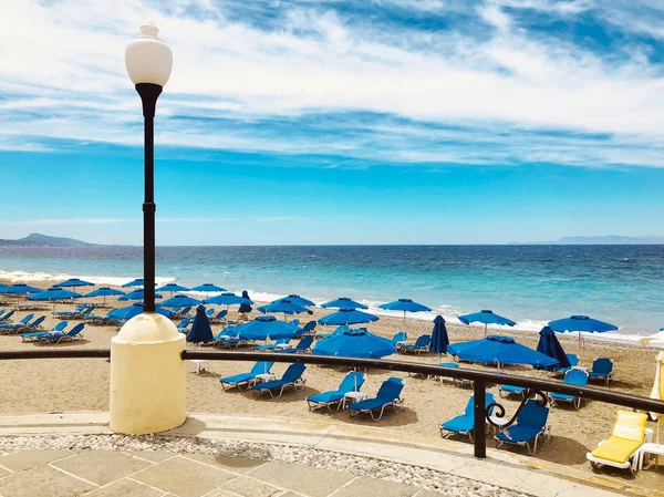 Costa e spiaggia del Mar Egeo nell'isola di Rodi, Grecia — Foto Stock