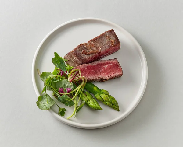 Plate of beef wagyu steak meat with herbs and asparagus — Stock Photo, Image